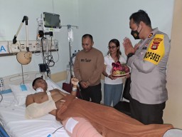 Kapolres Tabanan Jenguk Personil Bintara Remaja yang Mengalami Laka di RSU Sanglah
