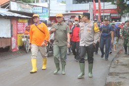 Gotong Royong, Forkopimda Probolinggo Bersihkan Material Pasca Banjir di Dringu