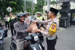 Hari Pertama Puasa, Polres Nganjuk Bagikan Bingkisan Takjil kepada Pengguna Jalan
