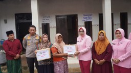 Kapolres Bangkalan Bersama Bhayangkari Beri Bantuan Sosial Bagi Korban Banjir di Arosbaya