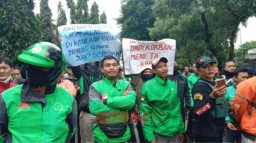 Kerap Kehilangan Motor, Ratusan Ojol Surabaya Geruduk Apartemen Puncak Kertajaya
