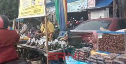 Pasar Kuliner Kaget Dikunjungi Pengunjung Berbuka Puasa di Sepanjang Jalan Raya Karang Menjangan