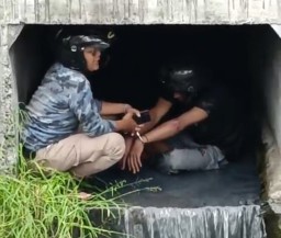 Diduga Pelaku Curanmor Lari ke Gorong-Gorong Kedung Cowek Surabaya, Karena Dikejar Massa Berhasil Diamankan Polisi