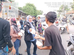 Manfaatkan Momen Ramadhan, Anggota AMI Berbagi Takjil ke Pengguna Jalan
