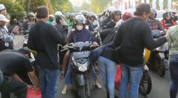 Indahnya Ramadhan, AMI Berbagi Takjil Gratis Kepada Warga yang Melintas di Jalan Raya Depan Gedung Grahadi