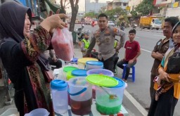 Polisi di Surabaya Hobby Borong Dagangan PKL Dan Bagikan Takjil Saat Bulan Ramadhan