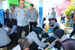 As-SDM Kapolri dan Rombongan Hibur Anak-anak Korban Banjir Demak di Posko Trauma Healing