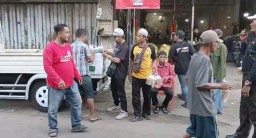 Arek Suroboyo Bergerak (ASB) Berbagi Takjil Gratis Bersama Pedagang Binaan di Keputran Surabaya