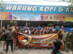 Ketua Umum Nasional Riski Pemuda Indonesia Jaya Bagikan Takjil Jalur Kedung Cowek Arah Jembatan Suramadu