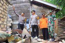 Polres Tuban Bersama BPBD Beri Bantuan Warga Terdampak Gempa