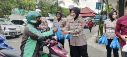 Indahnya Berbagi di Bulan Suci Ramadhan Samsat Utara Berbagi Takjil ke Pengguna Jalan