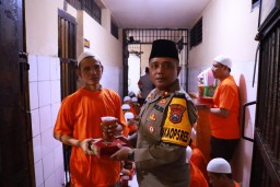 Wujud Kepedulian Kapolres Pelabuhan Tanjung Perak Gelar Buka Bersama Tahanan