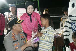 Tiba di Pulau Bawean, Kapolres Gresik langsung Hibur Anak-Anak Korban Gempa