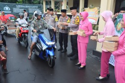 Berkah Ramadhan, Polisi Bagikan Takjil Kepada Pengendara