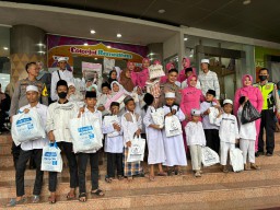 Sebanyak 27 Anak Yatim Piatu Yayasan Panti Asuhan Himmatun Ayat Dapat Santunan Dari Kapolsek Simokerto 