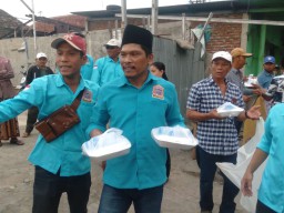 Ormas IPAMA Telah Membagikan 1000 Takjil Gratis Di Jalan Raya Pandegiling Surabaya