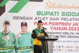 Gus Muhdlor Serahkan Bonus Untuk Atlet dan Pelatih Berprestasi Pada Ajang Porprov Jatim ke VIII