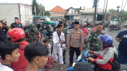 Ciptakan Kerukunan Untuk Kondusifitas Kamtibnas,Forkopimka Tanggulangin Gelar Bagi Takjil Bareng Perguruan Pesilat dan Suporter Bola 