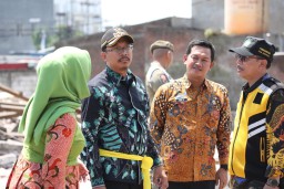 Gencar Perbaikan Jalan dan Betonisasi, Gus Muhdlor Minta Tidak Ada Penutupan Jalan Selama Libur Idul Fitri