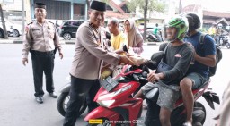 Hari ke- 4, Kapolsek Tanggulangin Bersama Danramil Berbagi Takjil Gratis di Bulan Puasa