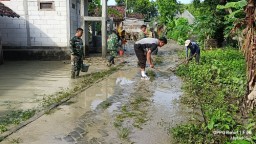 Polres Nganjuk Bahu Membahu Bersama Warga Bersihkan Material Sisa Luapan Sungai Jurang Dandang