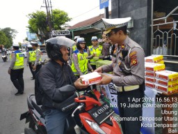 Ratusan Takjil Buka Puasa Dibagikan Satlantas Polresta Denpasar ke Pengguna Jalan