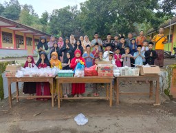 SDN Gunggungan kidul I Bagi-bagi takjil bersama Semua Siswa