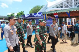 Kapolres Gresik Dampingi Kapolda Jatim ke daerah Terdampak Bencana Alam dan Baksos Gempa Bumi di Pulau Bawean