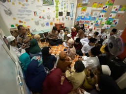 Kapolsek Simokerto Bagikan Sepatu Baru ke Anak Yatim Piatu Asuhan Himmatun Ayat
