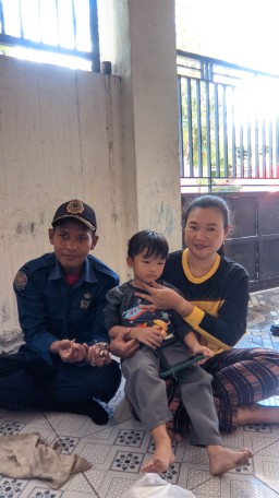 Petugas Damkar Evakuasi Anak Yang Jarinya Terjepit Lubang Jendela