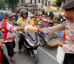 Polisi Pos Pam Lebaran 2024 Di Depan ITC Mall Bagikan 100 Nasi Kotak Ke Tukang Becak Ojek Online Dan Warga