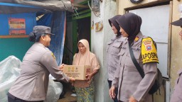 Polwan Polres Tanjung Perak Door To Door Bagikan Bansos kepada Warga Kurang Mampu