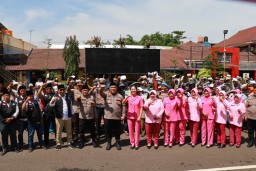 Polres Tanjung Perak Gelar Bakti Sosial Kepada Kuli Panggul dan Abang Becak