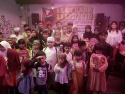 Keluarga Besar Arek Surabaya Bergerak Telah Mengadakan Santunan Anak Yatim Di Bakso Cak Lar