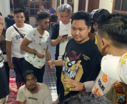Diduga Pelaku Pencurian Dikepung Warga Pragoto Surabaya Berhasil Diamankan Kapolsek Simokerto