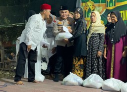 Kapolsek Simokerto Sediakan Parkir Gratis Di Halaman Polsek Simokerto Buat Warga Yang Mudik Dan Santuni Anak Yatim Piatu Serta Dhuafa