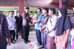H+2 Lebaran, Gus Muhdlor Berikan Bantuan 5Kg Beras Untuk 700 Warga Terdampak Banjir
