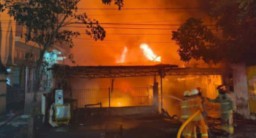 Di Hari ke Empat Idul Fitri Sijago Merah Mengamuk di Jalan Tembok Dukuh No 114 Surabaya.