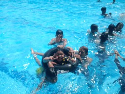 Kolam Renang Kodam Brawijaya V Surabaya, Telah Di Padati Pengunjung Di Hari Ke Lima Lebaran