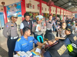 Jelang Arus Balik, Polres Ngawi Gelar Tes Urine dan Kesehatan Bagi Sopir Angkutan Umum