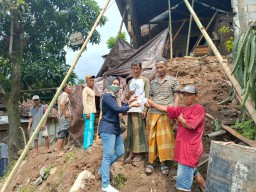 Mas Arif Langsung Perintah Tim Turun Kelokasi Korban Longsor dan Memberi Uang Bantuan