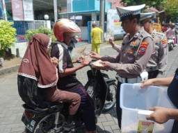 Satlantas Polres Gresik di Jumat Berkah Berbagi Nasi