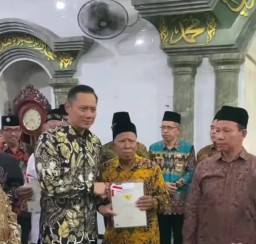 Menteri Agraria dan Tata Ruang AHY Bagikan Sertifikat Tanah Waqaf Masjid di Kabupaten Sidoarjo