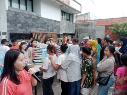 Rutinitas Vihara Dhammadipa Setiap Tahun Melaksanakan Membagikan Beras Secara Gratis