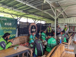 Sampaikan Pesan Kamseltibcarlantas Polres Bojonegoro Ngopi Bareng Ojol