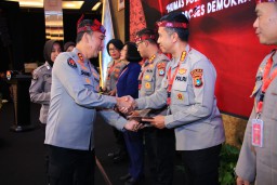 Kadiv Humas Polri Beri Penghargaan ke 7 Anggota dengan Nilai Sertifikasi Kompetensi Terbaik