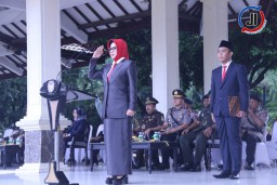 Diguyur Gerimis, Pemkab Sidoarjo Tetap Semangat Gelar Upacara Peringatan Hari Otonomi Daerah Ke- XXVIII