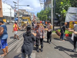 Polsek Simokerto Bagikan 100 Nasi Kotak Buat Masyarakat di Sekitar Masjid Baitussalam 