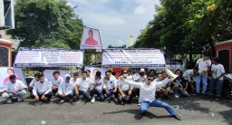 Bela Korban Dugaan Kriminmaisasi Oknum Polres Pamekasan, Orator Aksi Demo di Polda Lakukan Aksi Gila