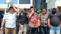 Seluruh Wartawan Lakukan Aksi Unjuk Rasa Tolak RUU Nomer 32 di Gedung DPRD Surabaya, Jawa Timur